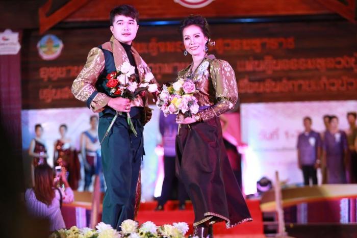 กิจกรรมเดินแฟชั่นโชว์ผ้าไทยลายอัตลักษณ์ประจำตำบล ในงานสถาปนา 26 ปีหนองบัวลำภู